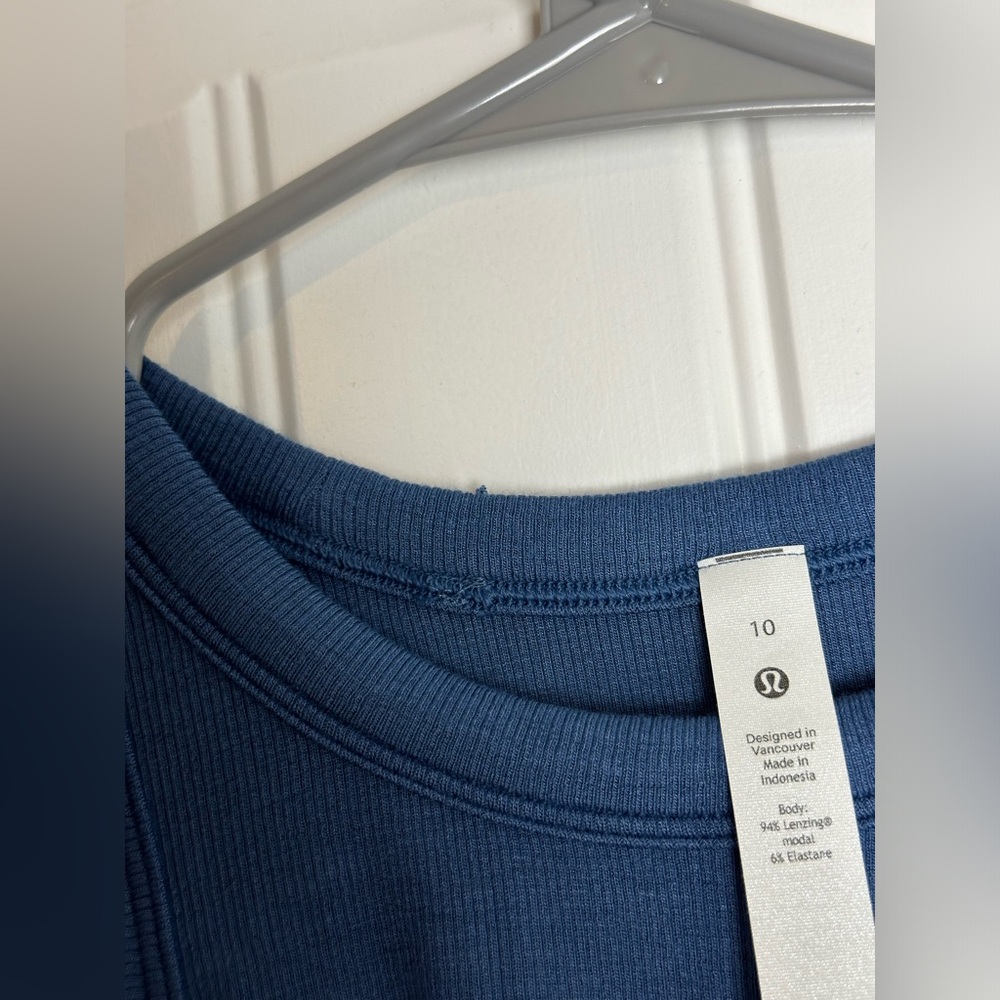 Lululemon Hold Tight Cropped Tank Top - Size 10 - Blue - EUC